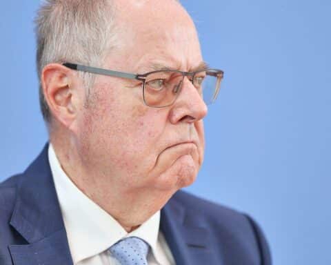 Peer Steinbrück und Tim Klüssendorf im politischen Disput über den Umgang mit der AfD.