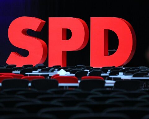 Ulf Kämpfer gratuliert Jan-Christian Heth zur Bürgermeisterwahl in Ammersbek mit SPD-Logo.