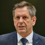 Olaf Lies präsentiert ein Bildungsprogramm mit Fokus auf soziale Arbeit und Digitalisierung.