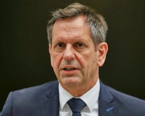 Olaf Lies präsentiert ein Bildungsprogramm mit Fokus auf soziale Arbeit und Digitalisierung.