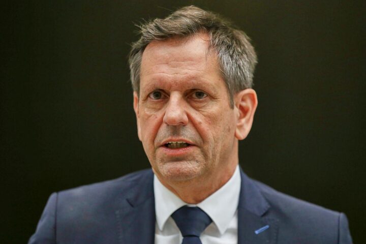 Olaf Lies präsentiert ein Bildungsprogramm mit Fokus auf soziale Arbeit und Digitalisierung.
