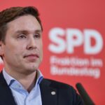 SPD-Politiker Esra Limbacher während der Spargelfahrt mit Koalitionspartnern, Symbol für Zusammenhalt.