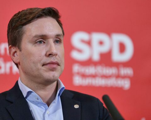 SPD-Politiker Esra Limbacher während der Spargelfahrt mit Koalitionspartnern, Symbol für Zusammenhalt.