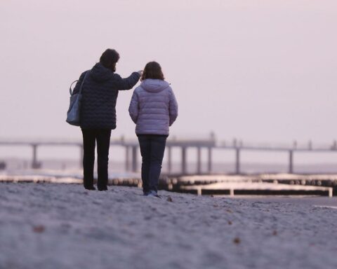 Strandurlaub mit Familie; Symbol für erhöhten gesetzlichen Urlaubsanspruch der SPD.