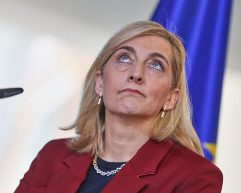 Nina Warken diskutiert Sparpaket; SPD droht mit Blockade, um Patienten nicht zu belasten.