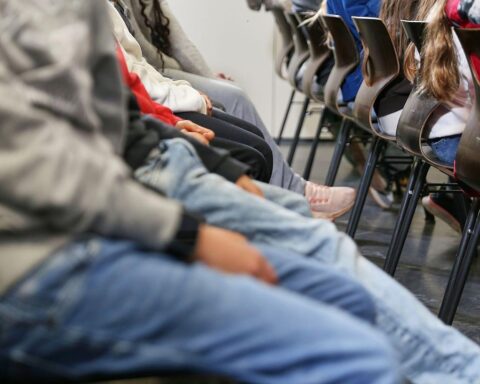 Kinder im Klassenzimmer, Lehrkräfte diskutieren Antisemitismusprävention und Fortbildungsmöglichkeiten.