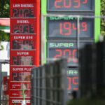 Tankstelle mit Spritsäulen, SPD-Generalsekretär Tim Klüssendorf diskutiert über Spritpreislösungen.