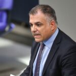 Christos Pantazis diskutiert die umstrittene Pflegereform im Bundestag, Meinungsverschiedenheiten sichtbar.