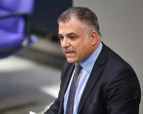 Christos Pantazis diskutiert die umstrittene Pflegereform im Bundestag, Meinungsverschiedenheiten sichtbar.