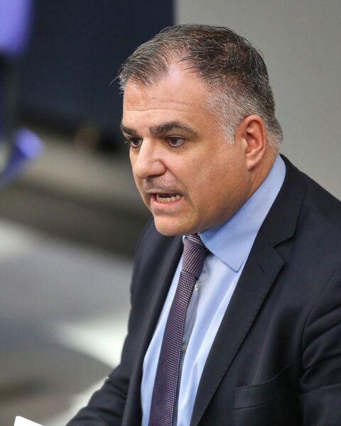 Christos Pantazis diskutiert die umstrittene Pflegereform im Bundestag, Meinungsverschiedenheiten sichtbar.