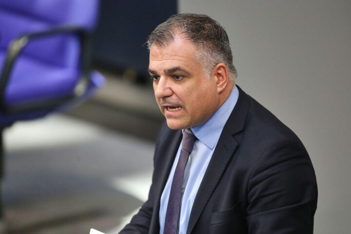 Christos Pantazis diskutiert die umstrittene Pflegereform im Bundestag, Meinungsverschiedenheiten sichtbar.