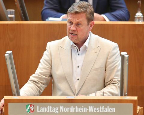 Politiker Alexander Baer kritisiert Bürokratie des NRW-Plans der schwarz-grünen Landesregierung.
