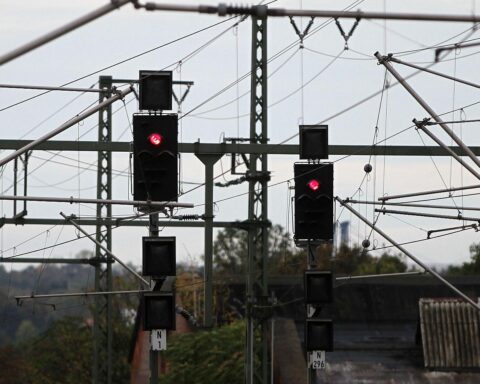 Signalleuchten der Deutschen Bahn mit Fokus auf die Electrifizierung, Mobilität und Umweltschutz.