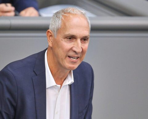 Christoph Schmid diskutiert sorgfältige parlamentarische Beratung zum Bundeswehr-Einsatz in der Straße von Hormus.