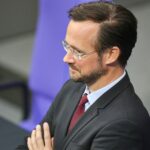 Dirk Wiese und Irene Mihalic bei der Kommunikation über rassistische Vorfälle im Bundestags-Planspiel.