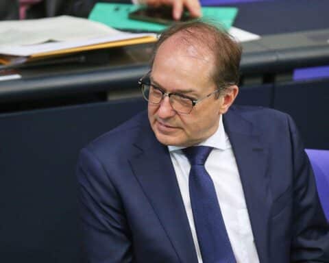 Alexander Dobrindt diskutiert Bürgergeld-Kürzungen im Bundestag; SPD wehrt sich dagegen.