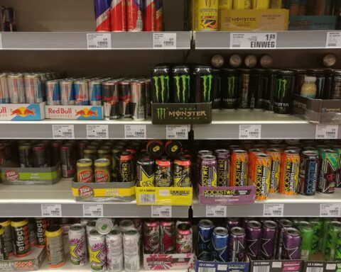 Energydrinks im Regal, Warnhinweise, Jugendliche, Gesundheitsrisiken, SPD-Verbotsforderung, präventive Maßnahmen.