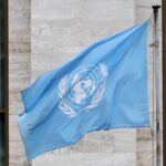 Fahnen der Vereinten Nationen, Symbol für internationale Zusammenarbeit und Deutschlands Verantwortung in Konflikten.