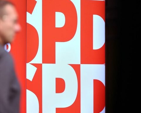 SPD-Logo vor Berliner Theater, Diskussion über Mietvertragskündigung und Arbeitsplatzverlust.