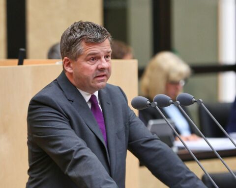 Sven Schulze präsentiert Bundesratsinitiative zur Entlastung von Unternehmen bei CO2-Kosten in Magdeburg.