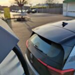 Moderne E-Auto-Ladestation mit mehreren Ladepunkten und einem Energiemanagementsystem in Stadtlandschaft.