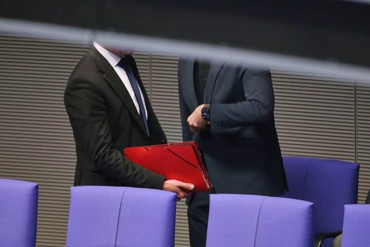 Politiker diskutieren Gesetzentwurf zur Abschaffung der Politikerbeleidigung in Sachsen.
