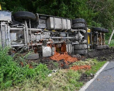 Verunfallter LKW im Graben, Bergungsarbeiten, hohe Sachschäden, glücklicherweise unverletzter Fahrer.