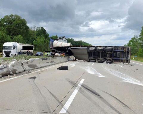 Sattelzug mit Betonröhren verursacht Autobahnvollsperrung, Polizei untersucht Unfallursache.