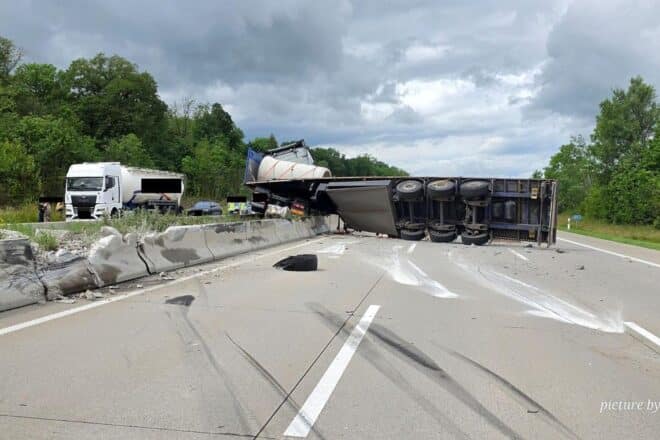 Sattelzug mit Betonröhren legt A4 bei Erfurt lahm