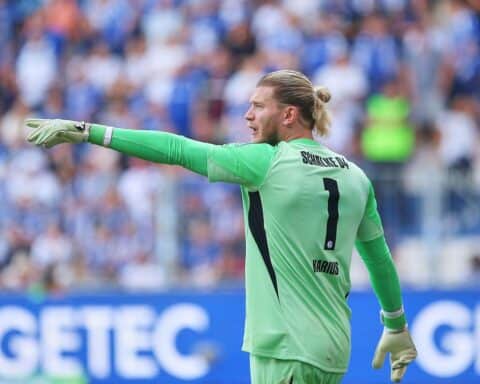Loris Karius in Schalke-Trikot, jubelnd, symbolisiert Vertragsverlängerung und erfolgreiche Saison.