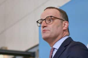 Jens Spahn im Fokus der Kritik wegen Treffen mit Peter Thiel; politische Spannungen steigen.