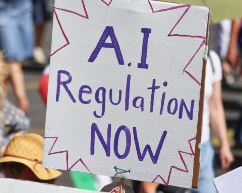 Demonstration gegen G7-Gipfel, Transparente, Protestierende, politische Botschaften, klare Forderungen nach Transparenz in KI.