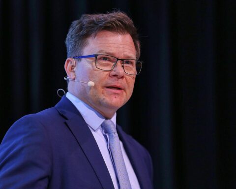 Carsten Schneider präsentiert Chancen der Kreislaufwirtschaft für Umwelt und Rohstoffunabhängigkeit in Deutschland.