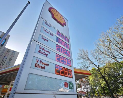 Bild einer Tankstelle mit Preisanzeige im Kontext von möglichen Rabatten und Preispolitik.