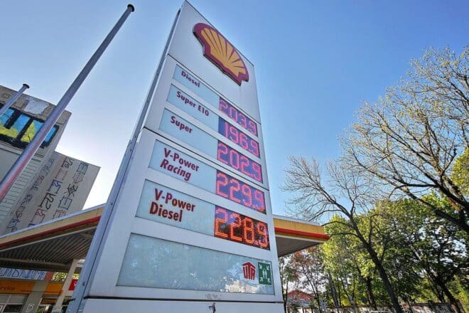 Bild einer Tankstelle mit Preisanzeige im Kontext von möglichen Rabatten und Preispolitik.