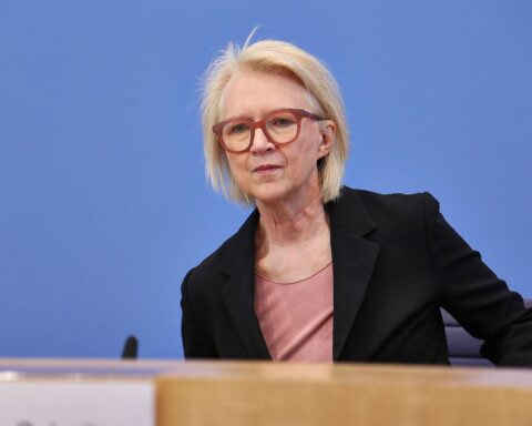 Monika Schnitzer diskutiert Steuerreformen und deren Auswirkungen auf die Gastronomie und Wirtschaft.