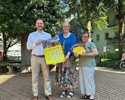 Erster Bürgermeister, Kulturbeauftragte und Bildungsexpertin bei Eröffnung der Schulchortage in Schwäbisch Gmünd.