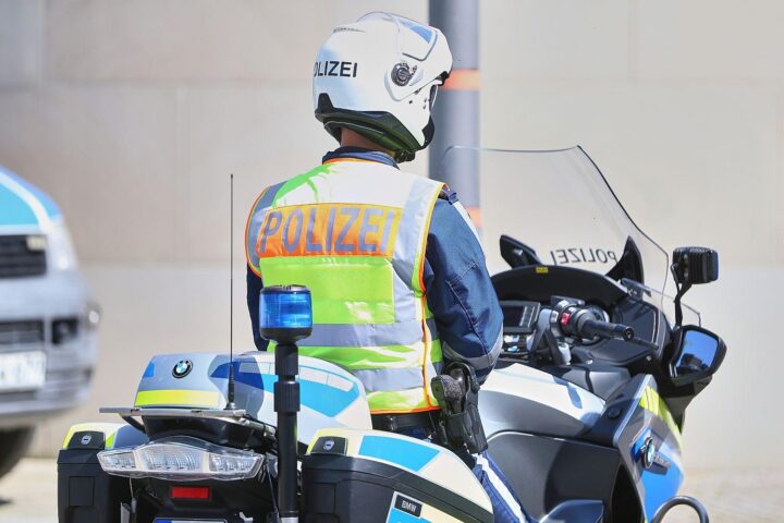 Polizist ermittelt nach schwerer Schlägerei: Verletzter Mann, Zeugenaufruf, gefährliche Körperverletzung.