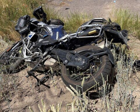 Verunfalltes Motorrad im Straßengraben, Polizeiabsperrung, Hinweise auf schweren Unfall.