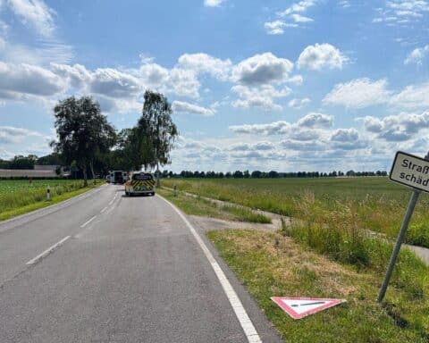Motorradunfall auf Landesstraße 127 mit schwer verletztem Fahrer und Rettungshubschrauber.