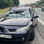 Unfall auf A 44: beschädigter Renault nach Kontrolleverlust, Fahrer verletzt, Sattelzug unbeschädigt.