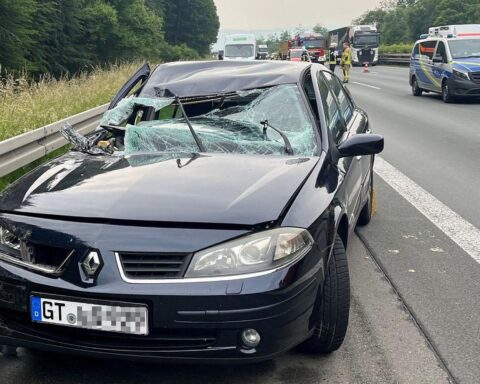 Unfall auf A 44: beschädigter Renault nach Kontrolleverlust, Fahrer verletzt, Sattelzug unbeschädigt.