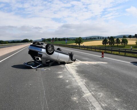 Ein schwer beschädigter Audi auf der Autobahn nach einem Unfall mit einem flüchtigen Fahrzeug.