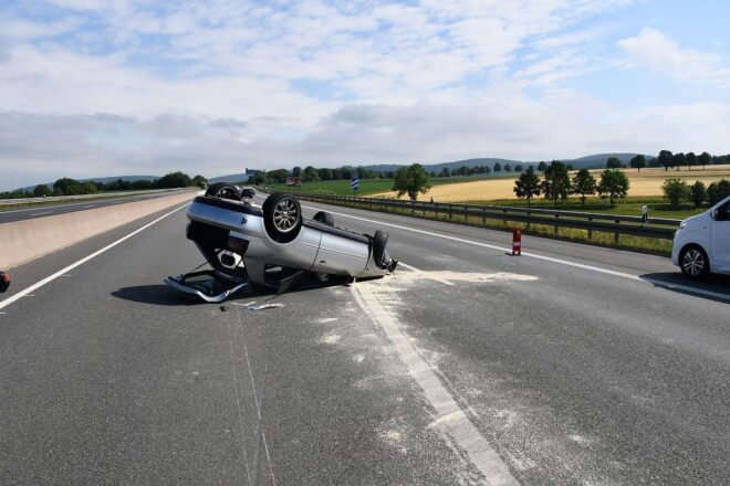 Schwerer Unfall auf A7 bei Seesen: Auto überschlägt sich nach Schnittmanöver