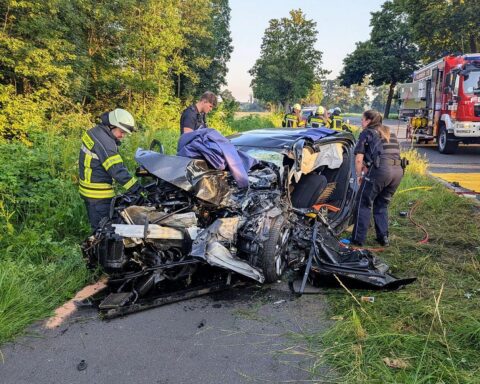 Schwerer Verkehrsunfall: BMW und Linienbus, Feuerwehr im Einsatz, Rettungskräfte arbeiten am Unfallort.
