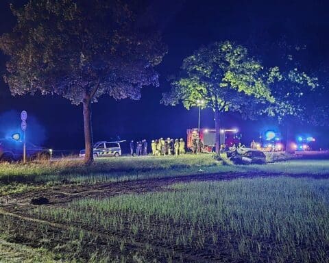 Verkehrsunfall mit einem verunfallten BMW am Baum auf der B9, Feuerwehr im Einsatz.