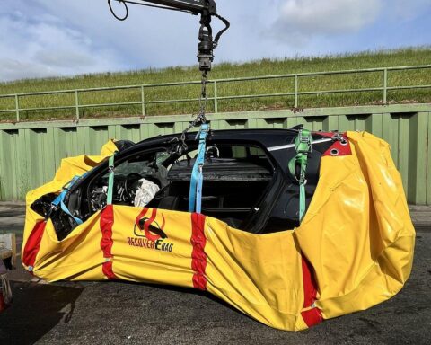Ein schwer beschädigtes Elektroauto nach einem Unfall mit Lkw im Bremerhavener Fischereihafen.