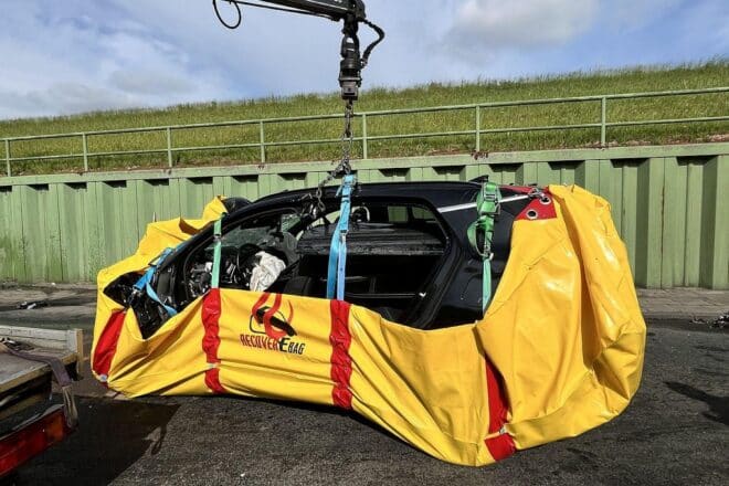 Schwerer Unfall im Fischereihafen: Feuerwehr befreit eingeklemmten Fahrer aus Elektroauto