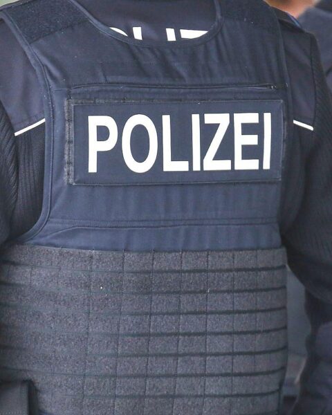 Oldtimer und Motorradunfall, Polizei vor Ort, verletzter Motorradfahrer, Einsatz von Rettungshubschrauber.