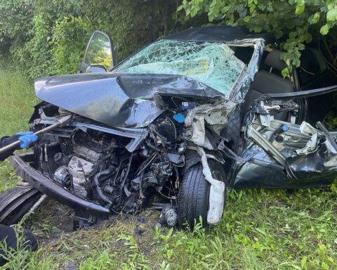Verunglückter PKW, Lastwagen und Rettungskräfte an Unfallstelle auf B7 bei Wuppertal.